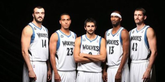 足球西甲榜首易主，冠军形势再变（西甲榜首再度易位，争冠格局重洗牌）