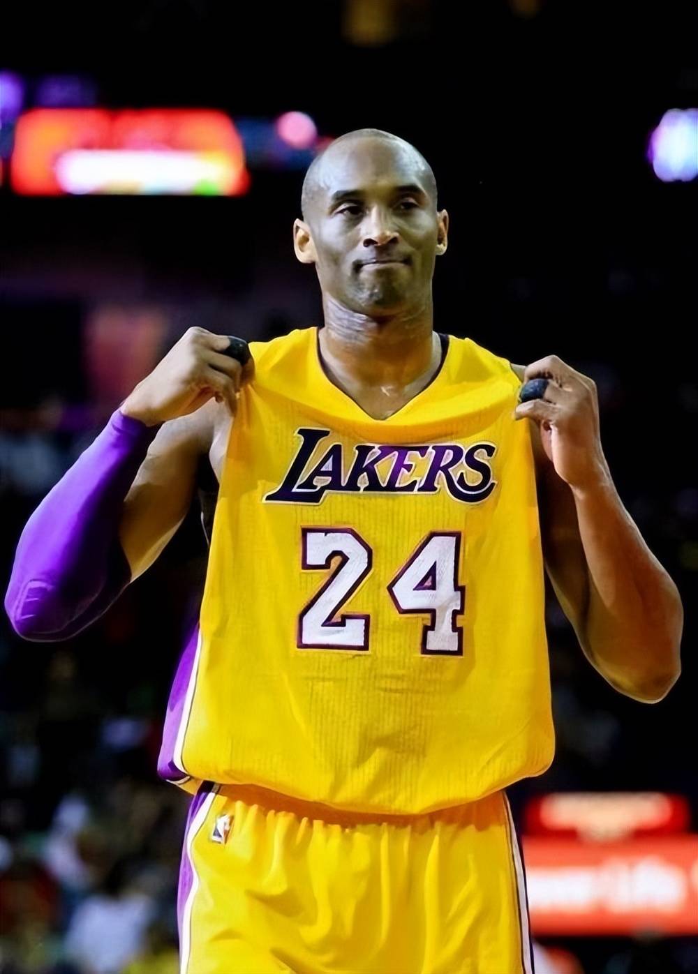 芬奇谈爱德华兹低迷：他一过半场就被包夹，必须研究如何应对（芬奇评爱德华兹状态不佳：过半场即遭夹击，需尽快拿出应对策略）