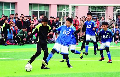 撑起进攻！约克半场9中7&三分7中5砍下20分2助 首节独揽16分！（扛起火力！约克半场9投7中、三分7投5中轰下20分2助 首节独得16分）