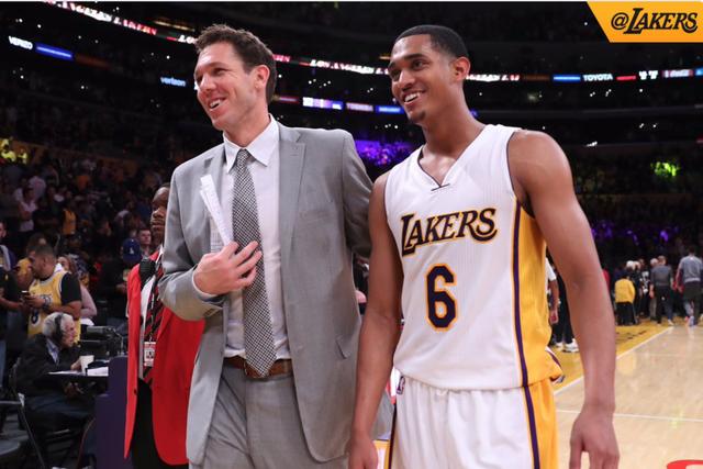 深圳紧咬积分榜前列（深圳紧追积分榜前茅）