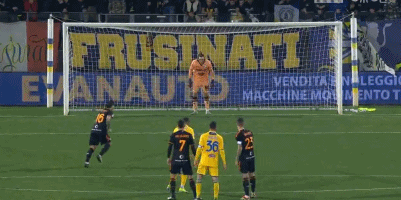 人盯人战术，一段萨利巴紧逼凯恩的短视频走红网络（萨利巴紧追凯恩的短视频爆红全网：人盯人战术示范）