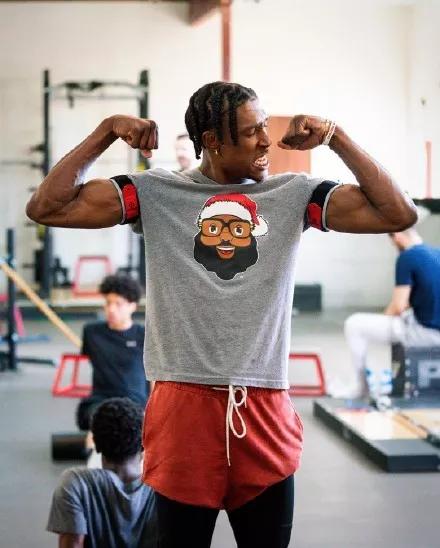 单场打入两粒头球，孔德是欧冠改制以来巴萨球员第一人（孔德单场梅开二度皆为头球，创欧冠改制后巴萨队史首例）