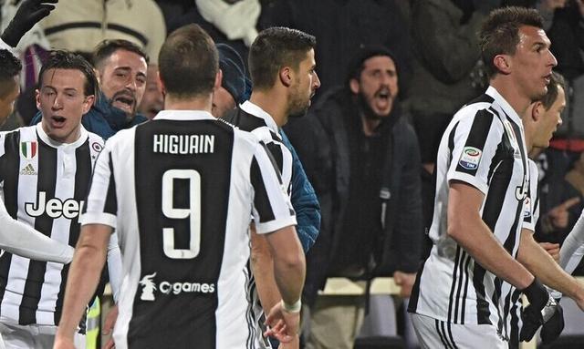 笑死了詹姆斯罚球期间狄龙主动上前击掌&被老詹无奈推开（詹姆斯罚球时狄龙主动凑前求击掌被老詹无奈推开笑翻全场）