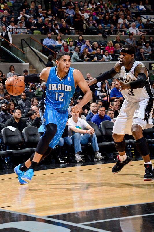 外媒：下赛季欧冠联赛阶段用球将采用白+薄荷绿+紫创新配色（外媒称：下赛季欧冠联赛阶段比赛用球将启用白、薄荷绿与紫的全新配色）