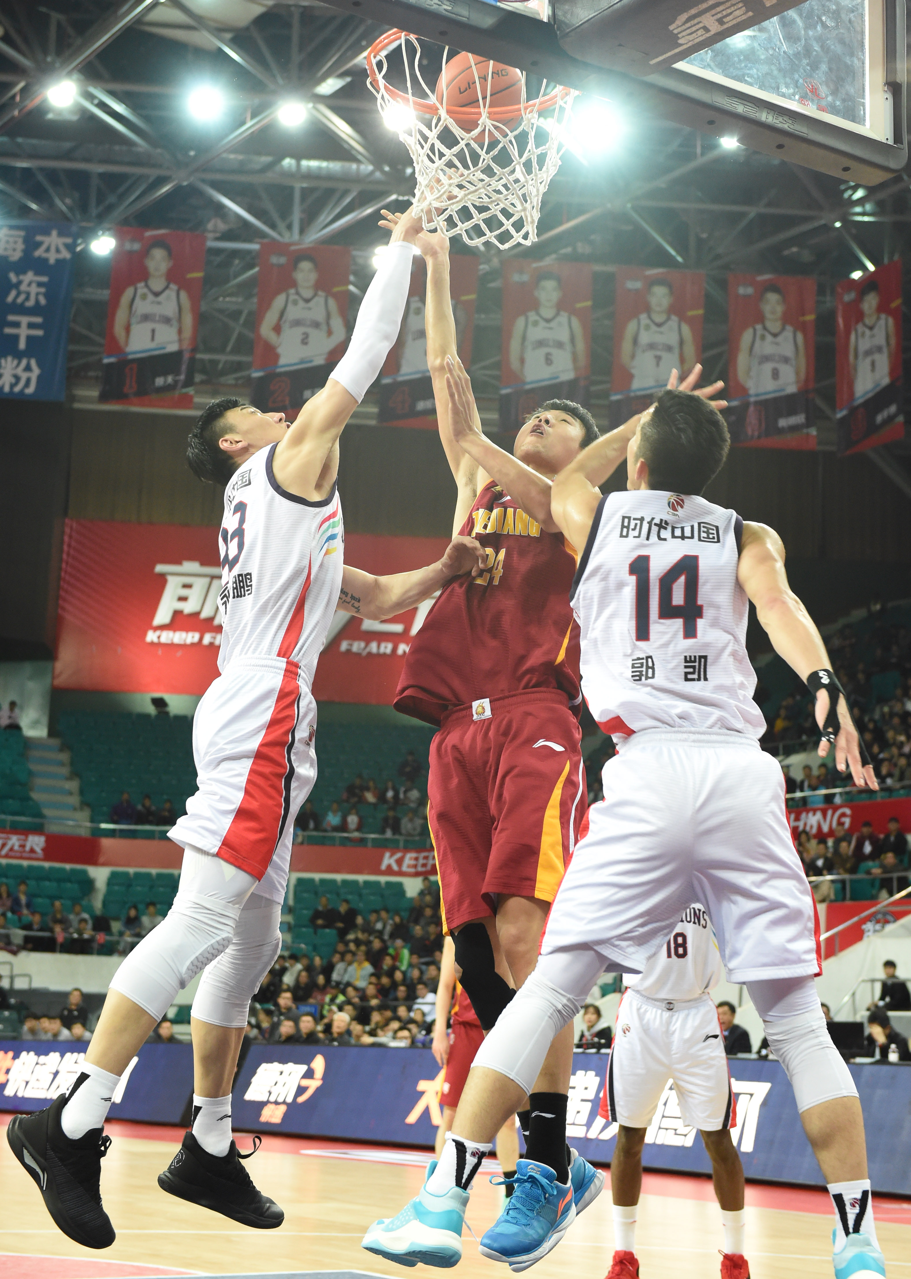 穷追猛打！王奕博助攻赵嘉义打2+1 青岛轰出23-2进攻狂潮（步步紧逼！王奕博妙传赵嘉义打成2+1，青岛掀起23比2进攻风暴）