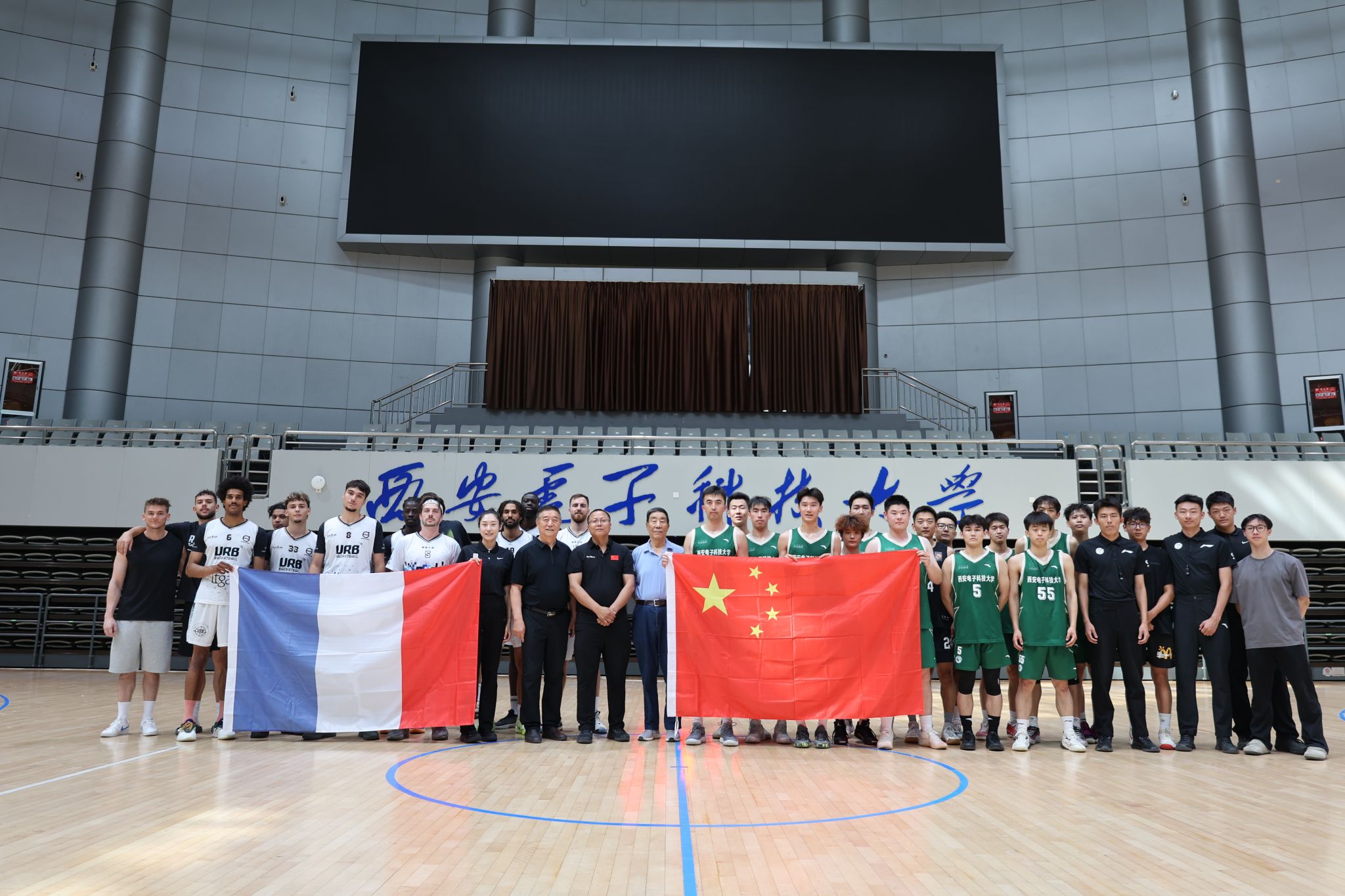 国安3-0河南！可怕的不是重夺足协杯冠军，而是球迷赛后的表态（国安3-0河南！更让人震惊的不是重夺足协杯，而是球迷赛后表态）